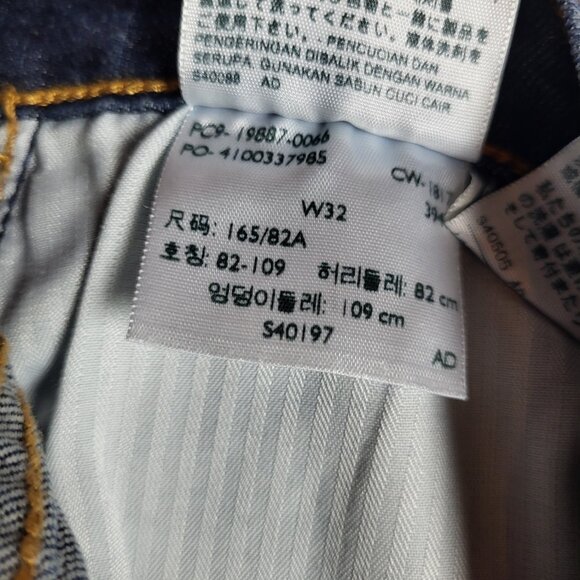 Levis Boyfriend Jeans Women's 32 Waist Cropped Distressed Dark Wash NEW - Picture 10 of 10